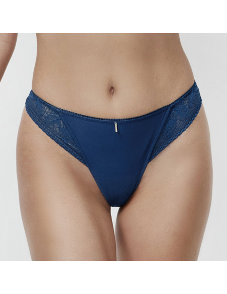 Montse Pedrosa | Tanga Malitzia 61201 de Selmark color Azul